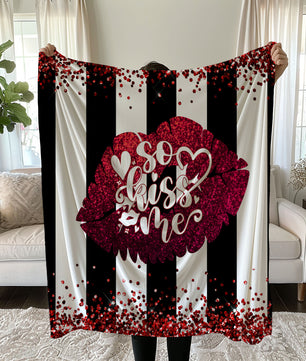 Romantic linen bedding set with lipstick kiss design and 